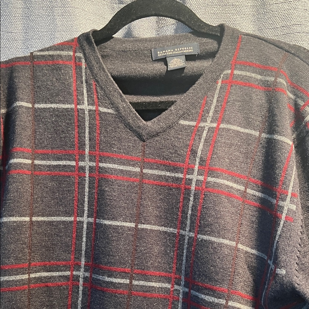 Croft & Barrow V-Neck Sweater in Gray and Red Plaid - Picture 3 of 3